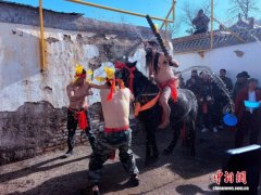 （新春见闻）高原古城闹元宵 “敬德”赤膊洗马守乡愁