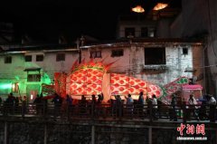 （新春走基层）安徽歙县：鱼灯流光映古村